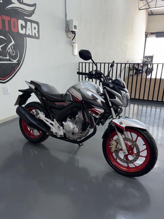 HONDA CB 250 F Twister - Foto