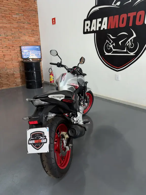 HONDA CB 250 F Twister - Foto