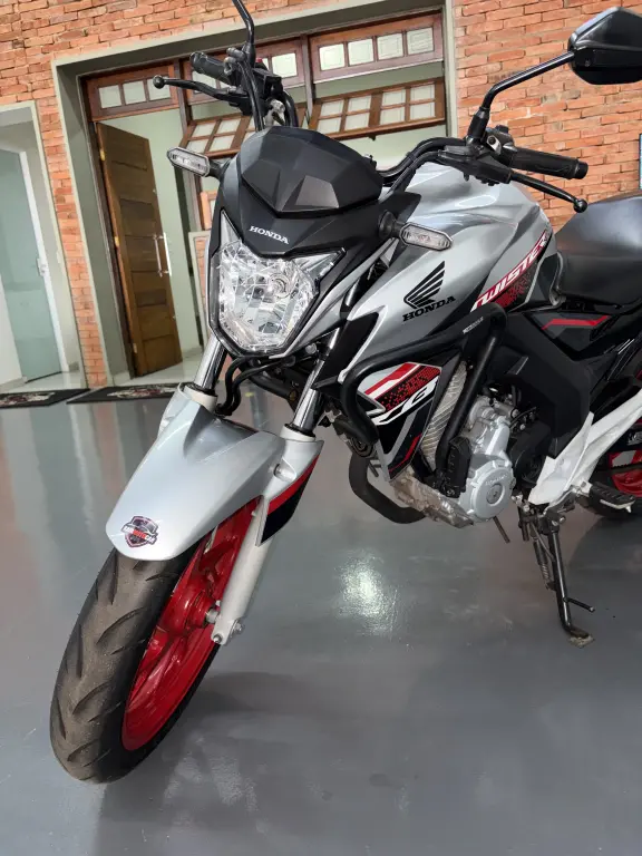 HONDA CB 250 F Twister - Foto