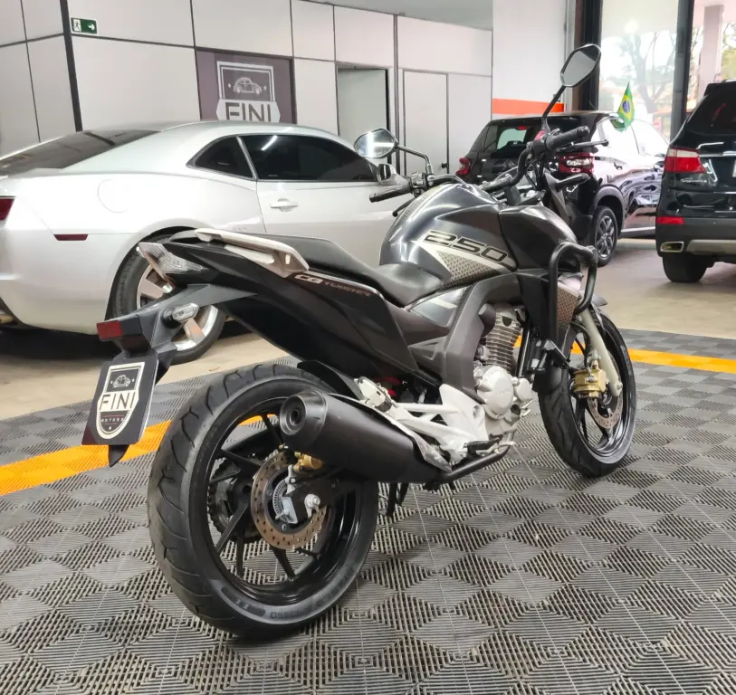 HONDA CB 250 F Twister - Foto