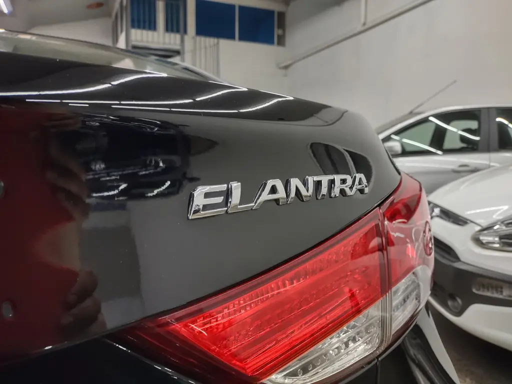 HYUNDAI Elantra - Foto