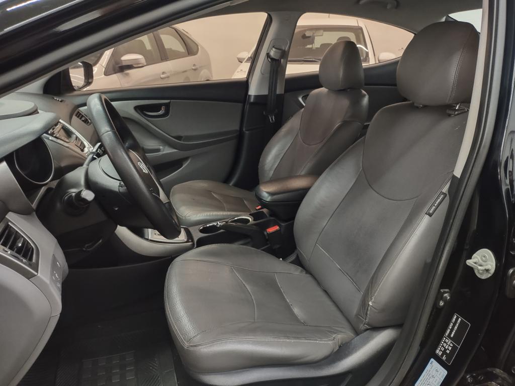 HYUNDAI Elantra - Foto