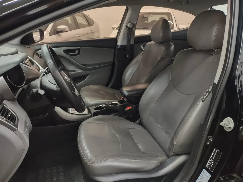 HYUNDAI Elantra - Foto