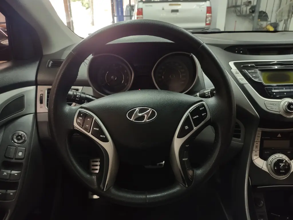 HYUNDAI Elantra - Foto