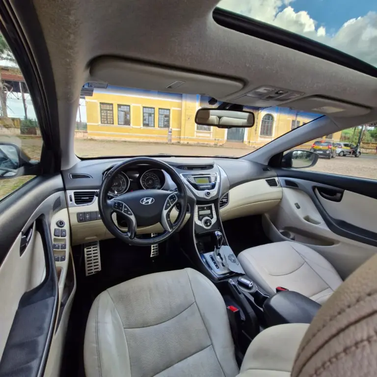 HYUNDAI Elantra - Foto