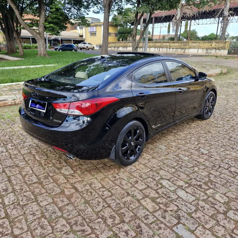 HYUNDAI Elantra - Foto