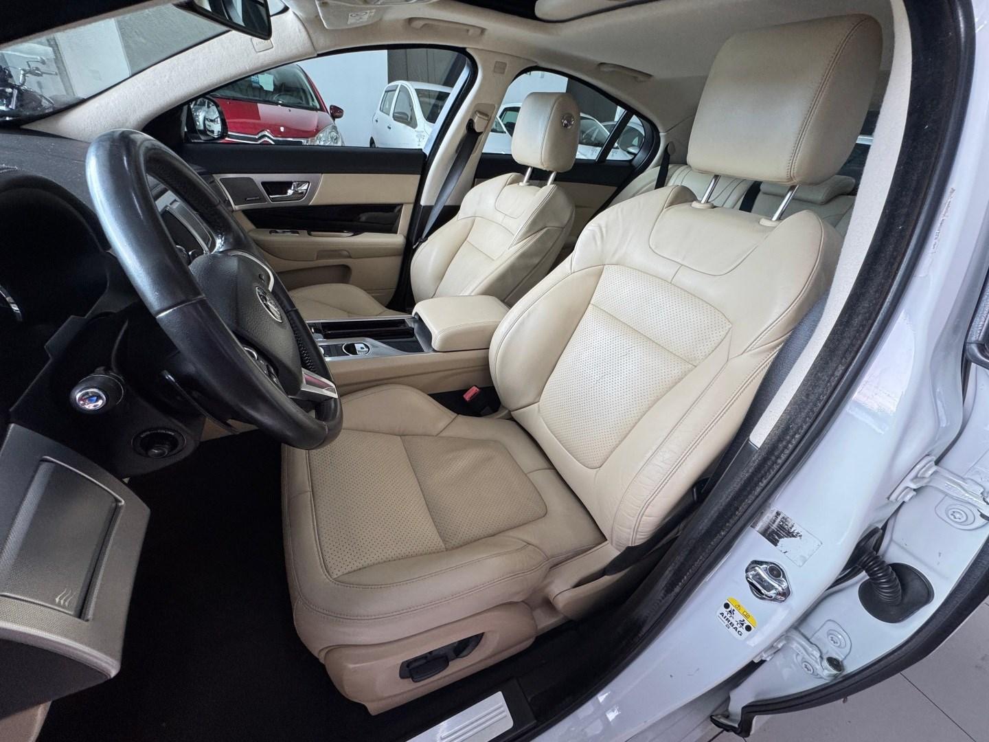 JAGUAR XF - Foto
