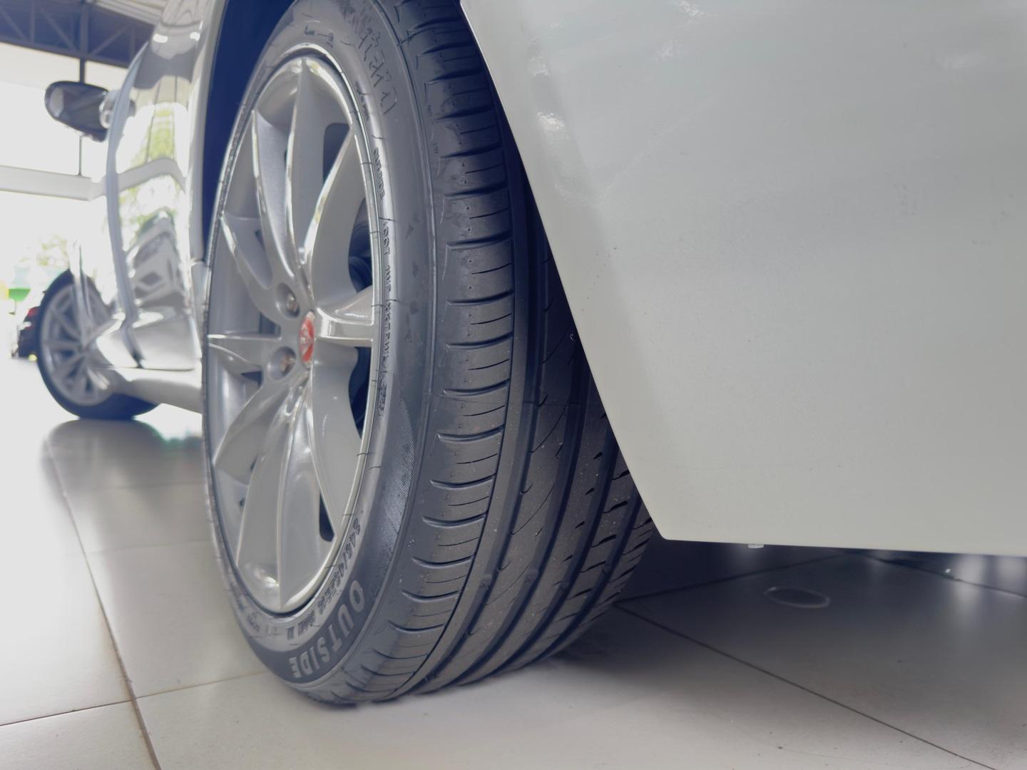 JAGUAR XF - Foto