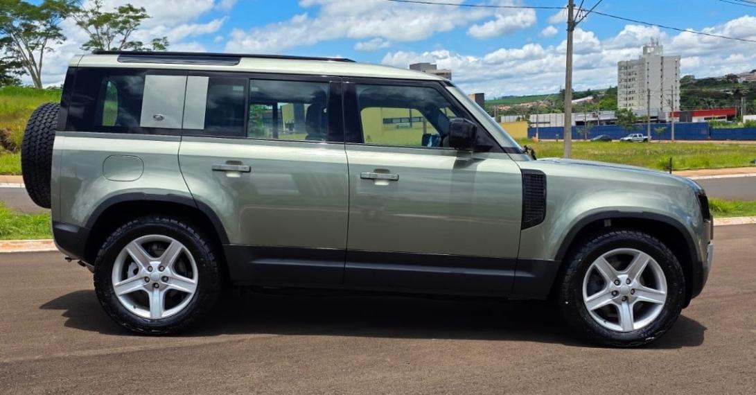 LAND ROVER Defender 110 - Foto