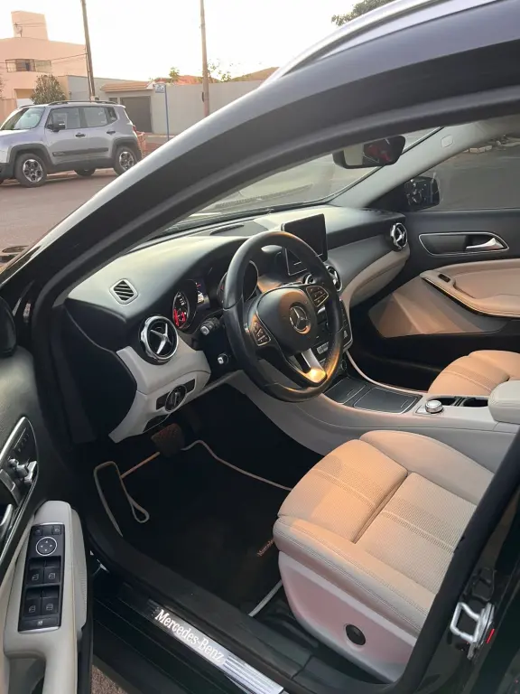 MERCEDES-BENZ GLA 200 - Foto