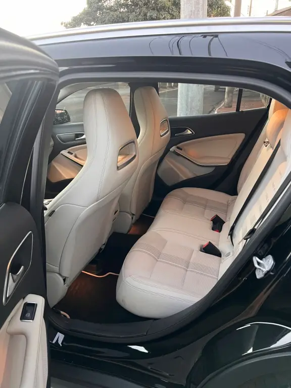 MERCEDES-BENZ GLA 200 - Foto