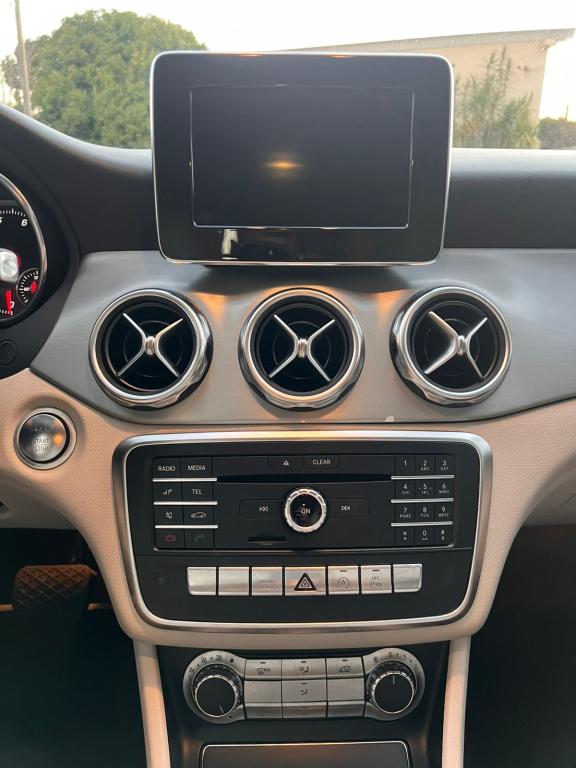 MERCEDES-BENZ GLA 200 - Foto