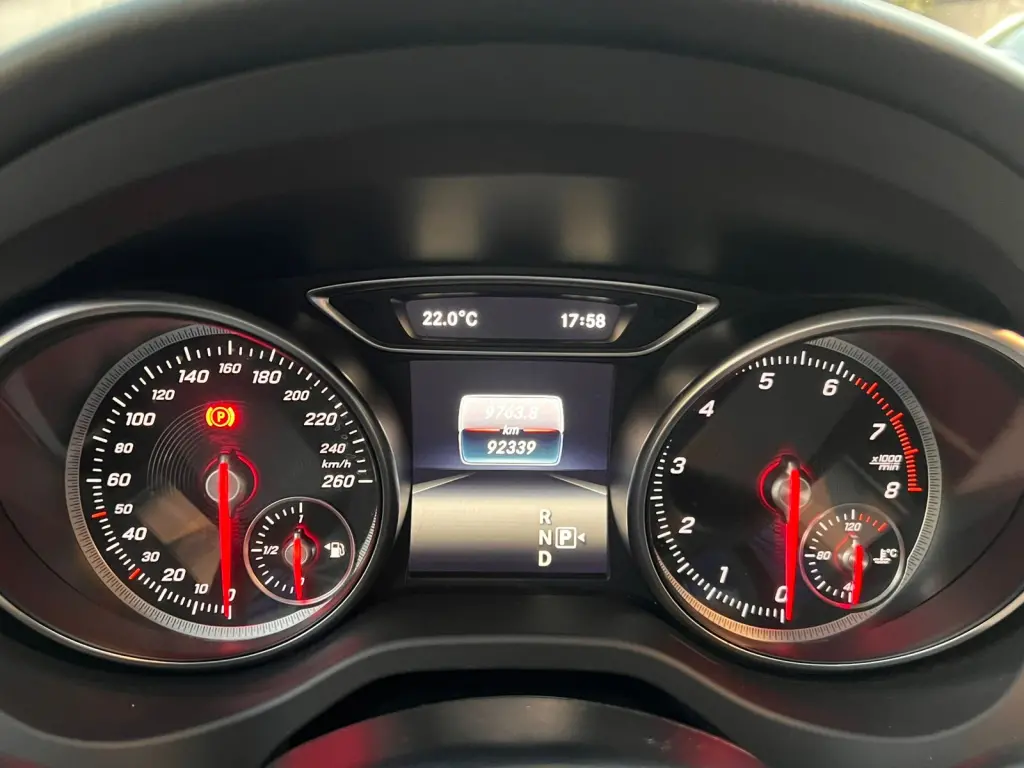 MERCEDES-BENZ GLA 200 - Foto