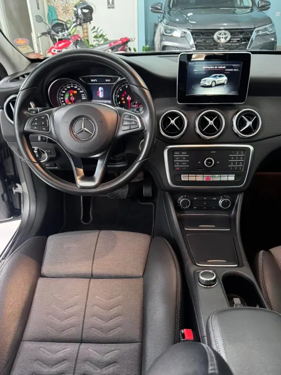 MERCEDES-BENZ GLA 200 - Foto
