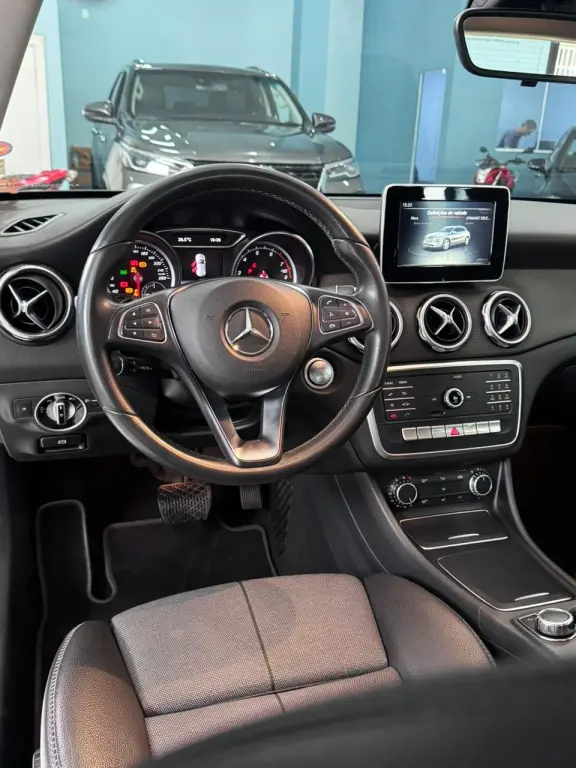 MERCEDES-BENZ GLA 200 - Foto