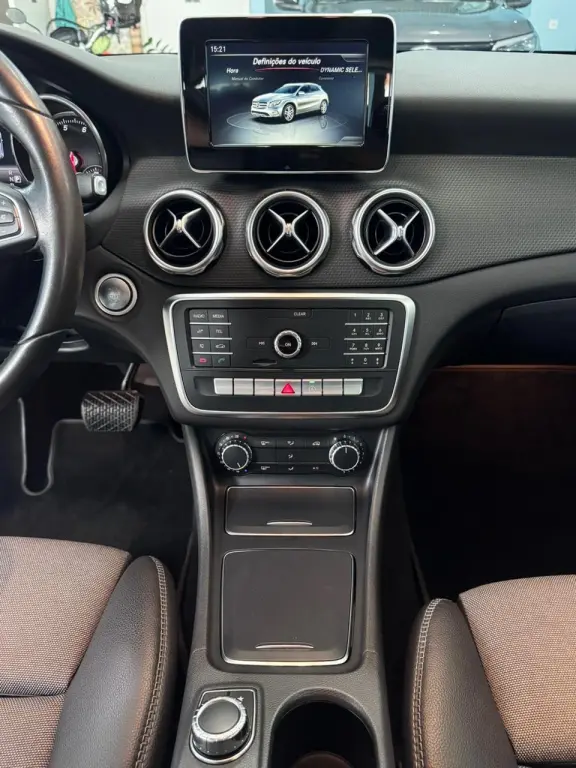 MERCEDES-BENZ GLA 200 - Foto