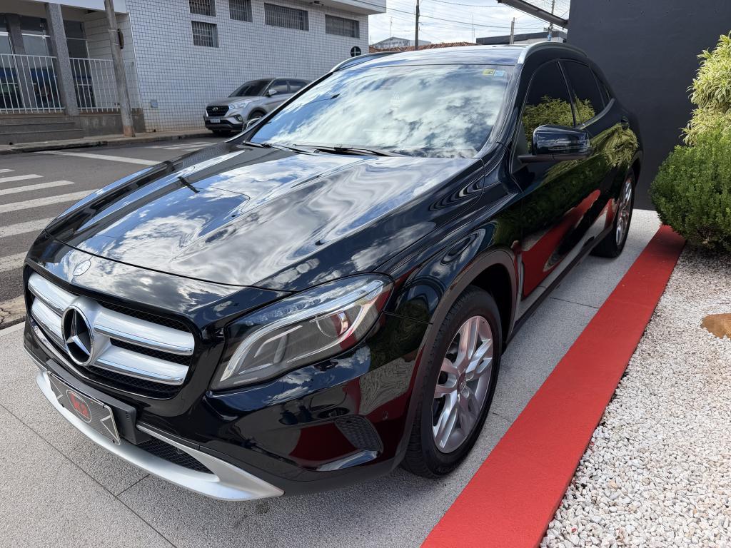 MERCEDES-BENZ GLA 200 - Foto