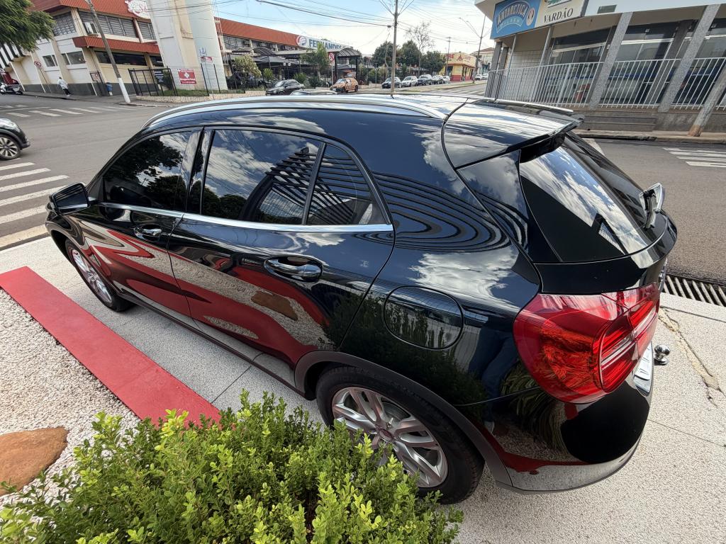 MERCEDES-BENZ GLA 200 - Foto