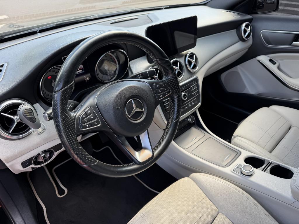 MERCEDES-BENZ GLA 200 - Foto