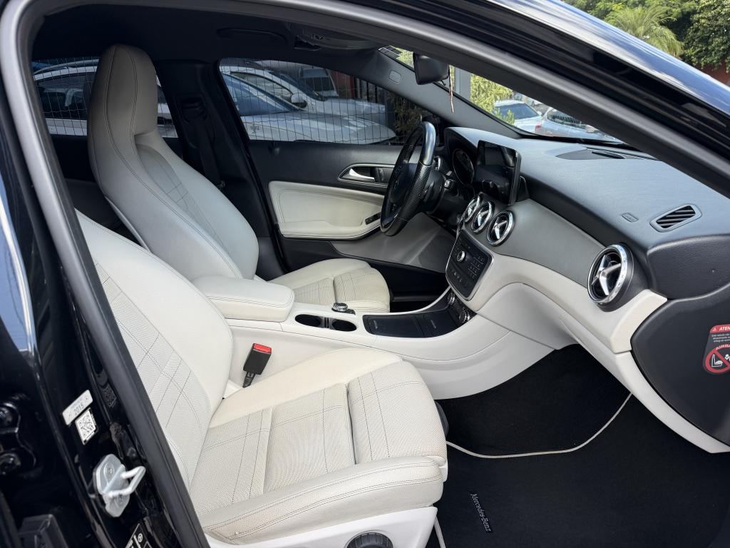 MERCEDES-BENZ GLA 200 - Foto