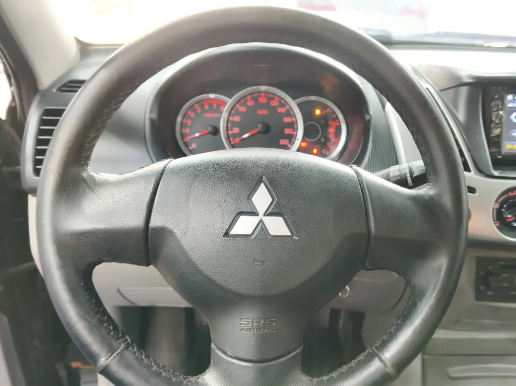 MITSUBISHI L 200 Triton - Foto