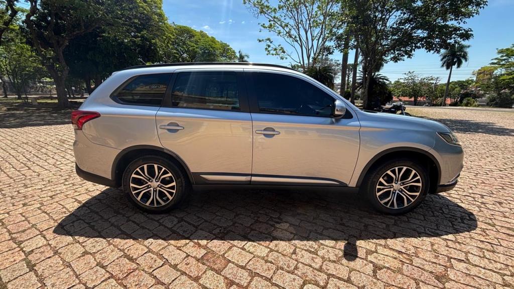 MITSUBISHI Outlander - Foto
