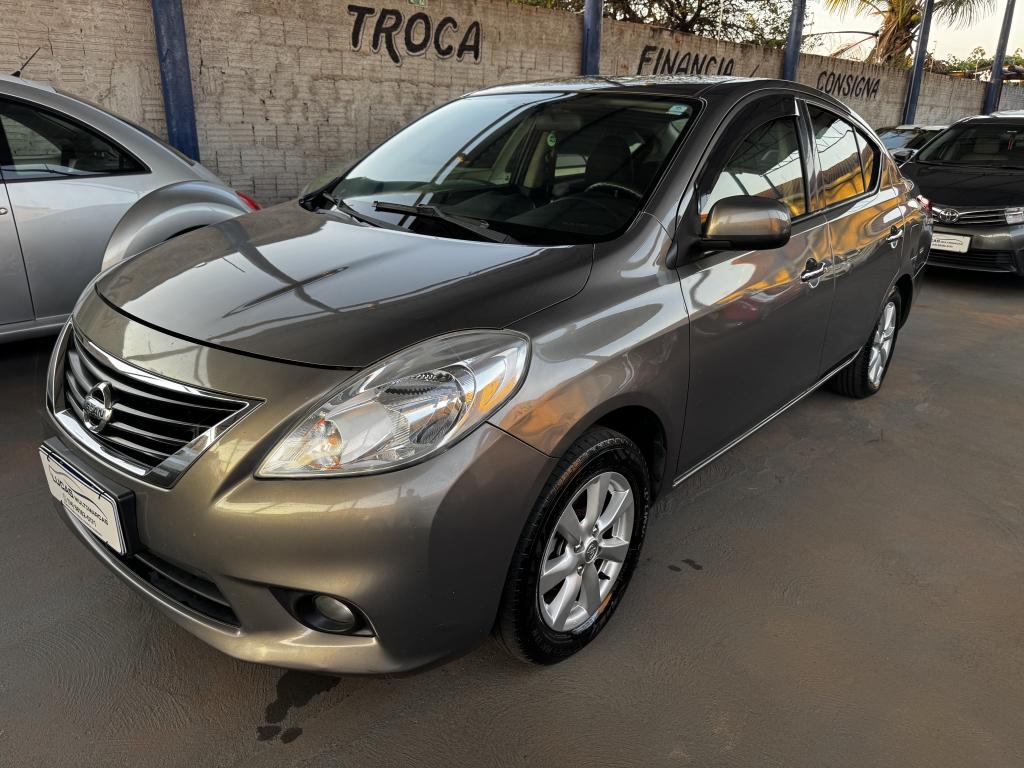 NISSAN Versa Sedan - Foto