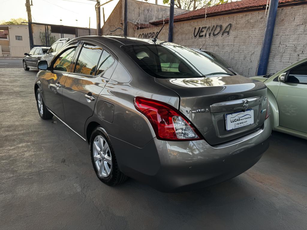 NISSAN Versa Sedan - Foto