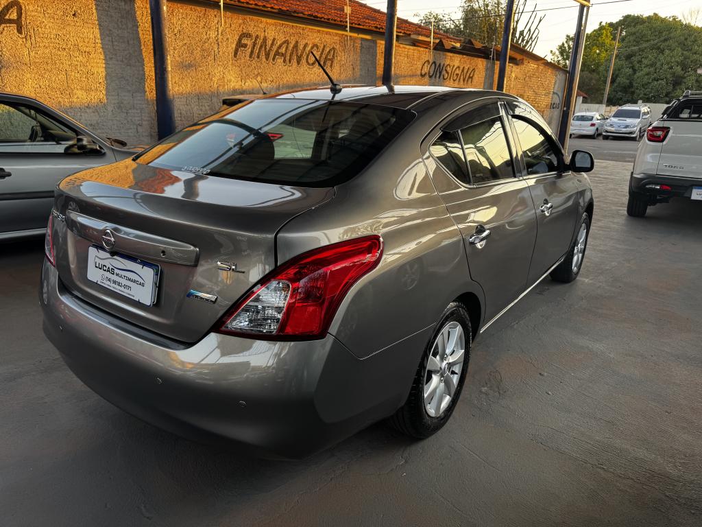 NISSAN Versa Sedan - Foto