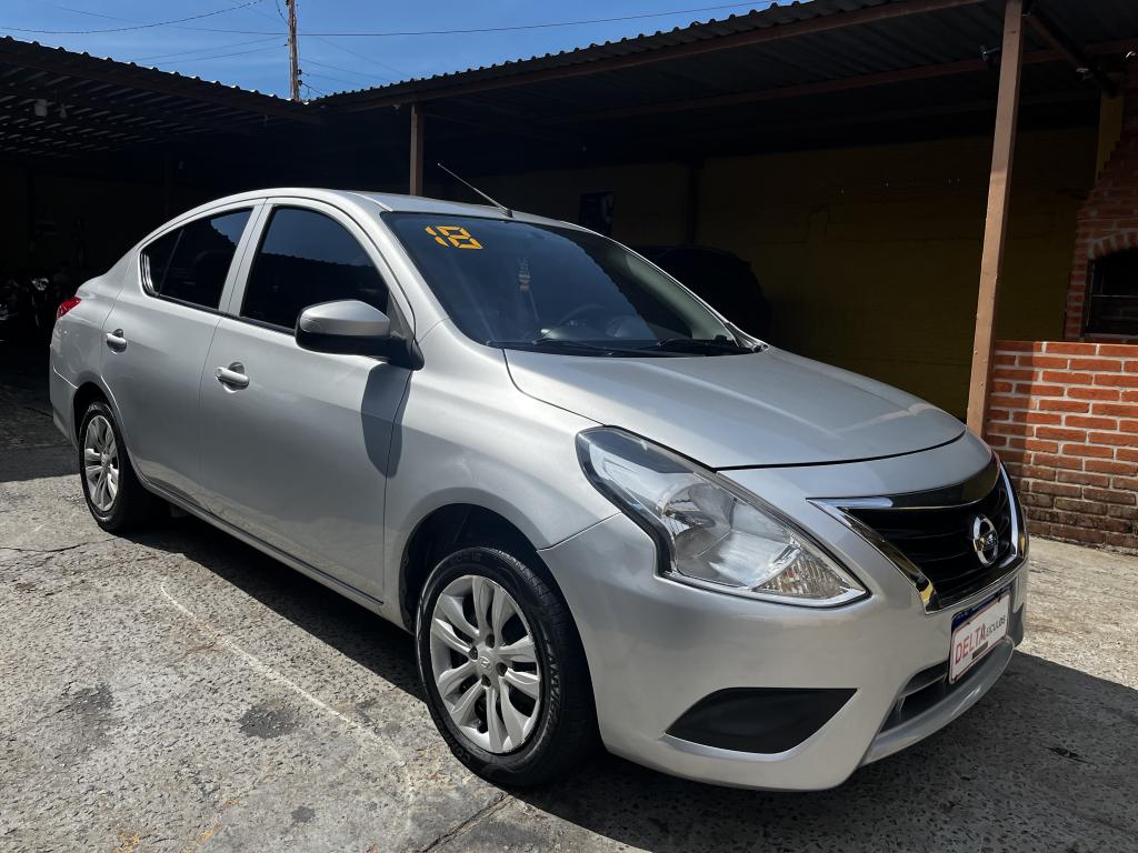 NISSAN Versa Sedan - Foto