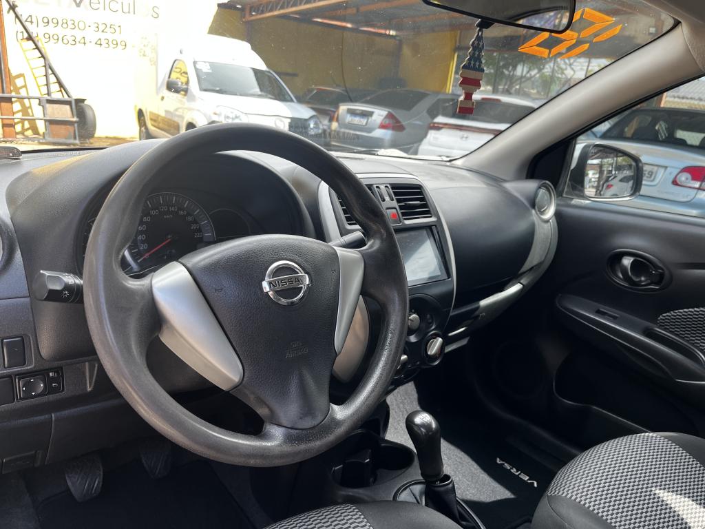 NISSAN Versa Sedan - Foto