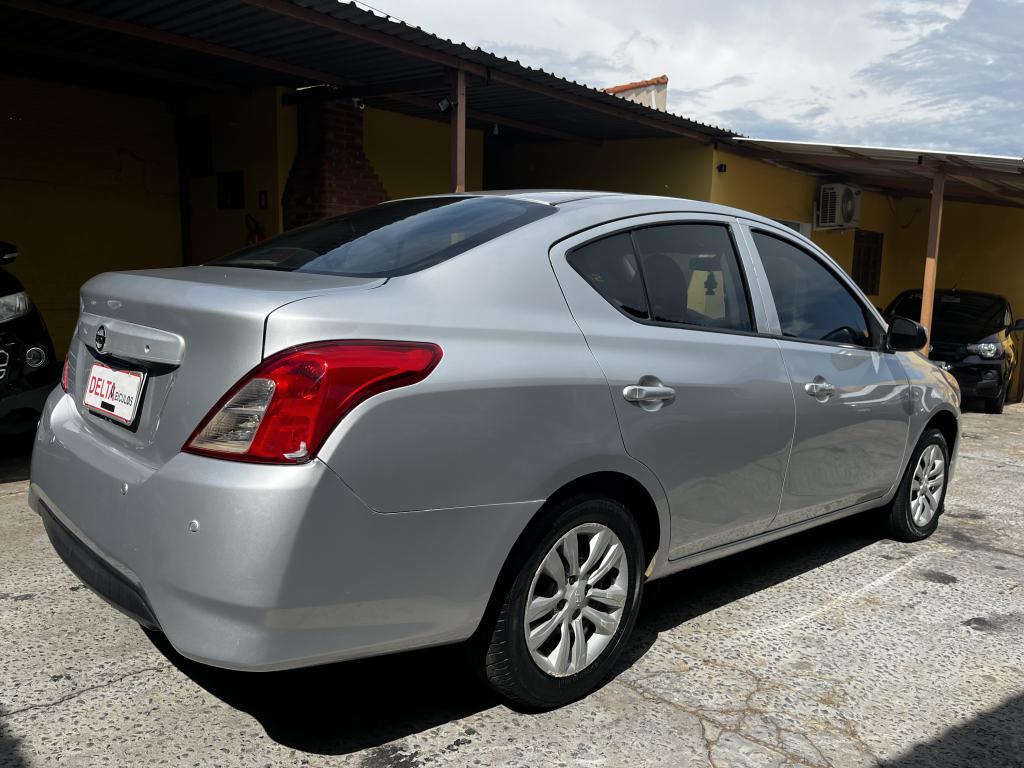 NISSAN Versa Sedan - Foto