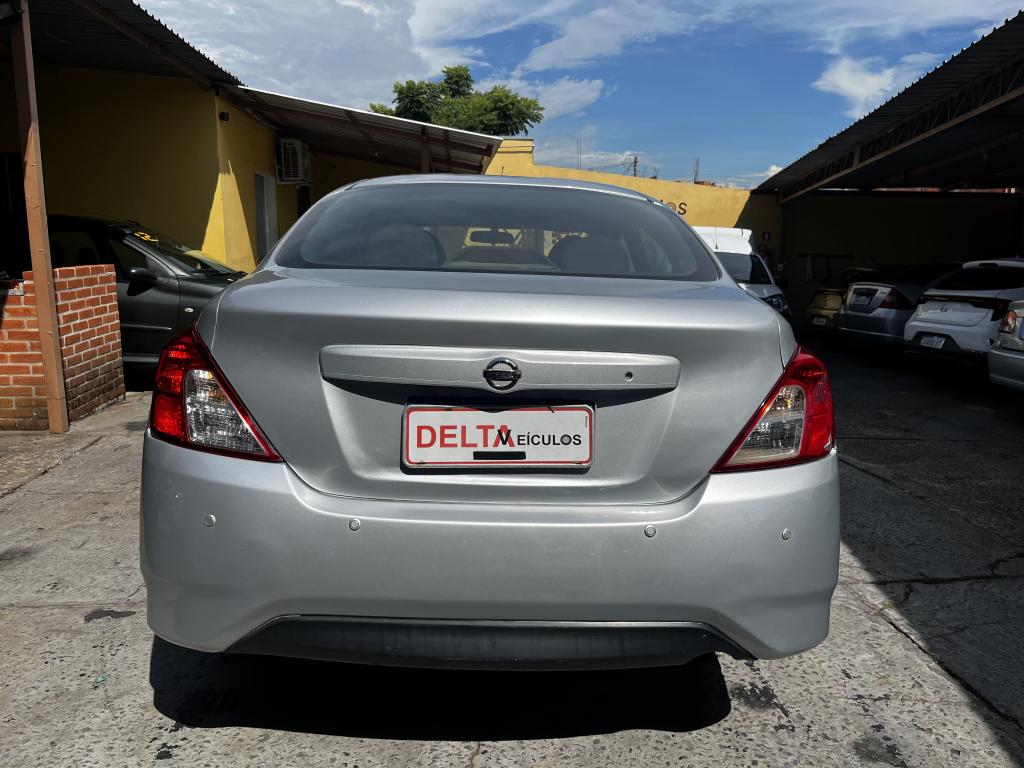 NISSAN Versa Sedan - Foto