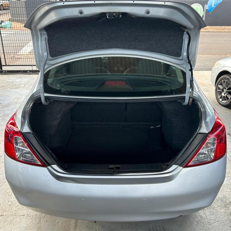 NISSAN Versa Sedan - Foto