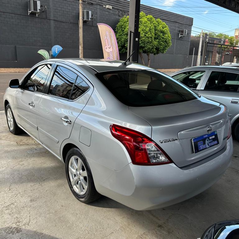 NISSAN Versa Sedan - Foto