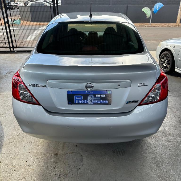 NISSAN Versa Sedan - Foto