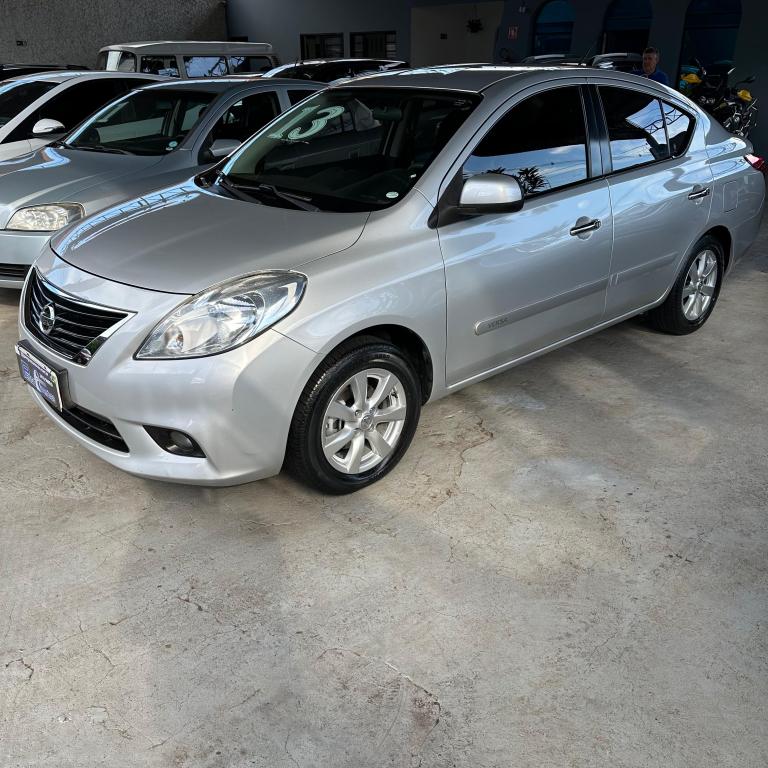 NISSAN Versa Sedan - Foto