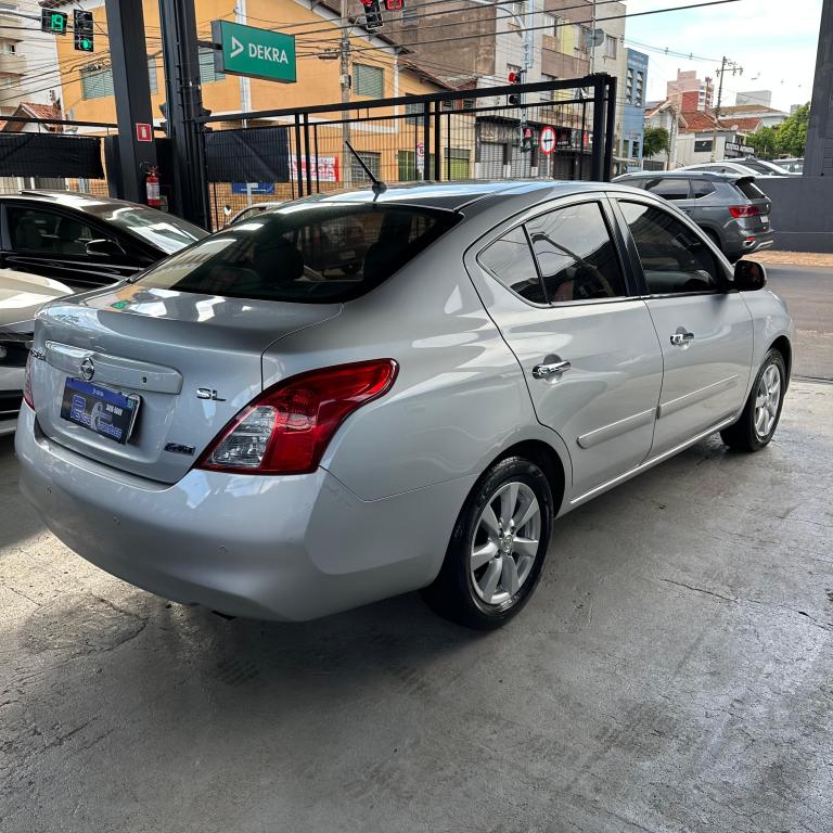 NISSAN Versa Sedan - Foto