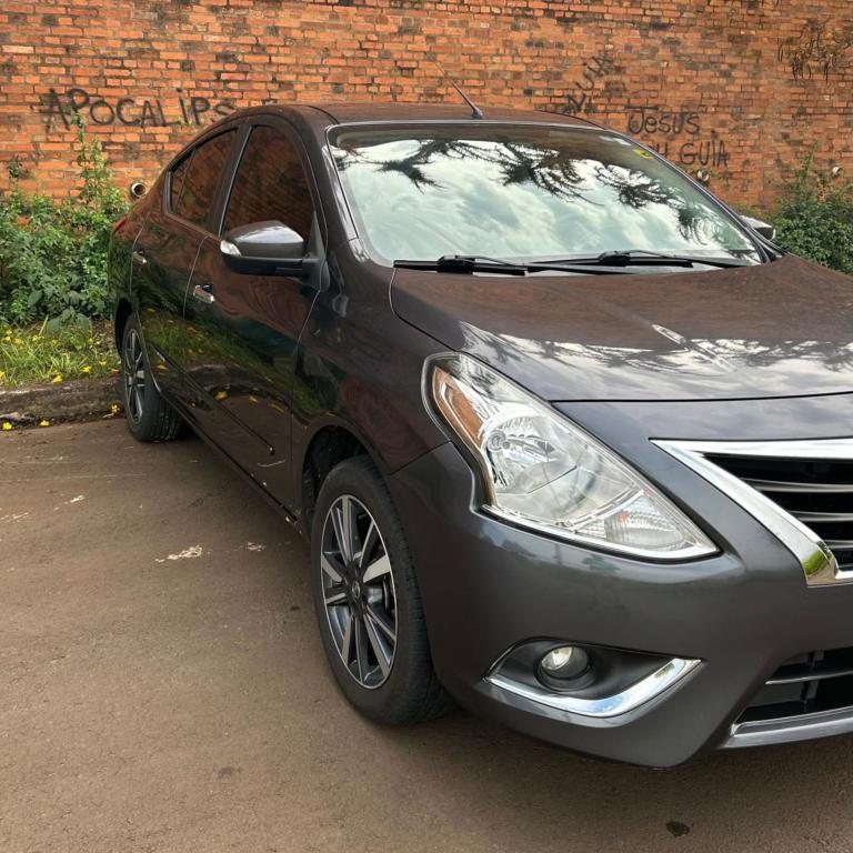 NISSAN Versa Sedan - Foto
