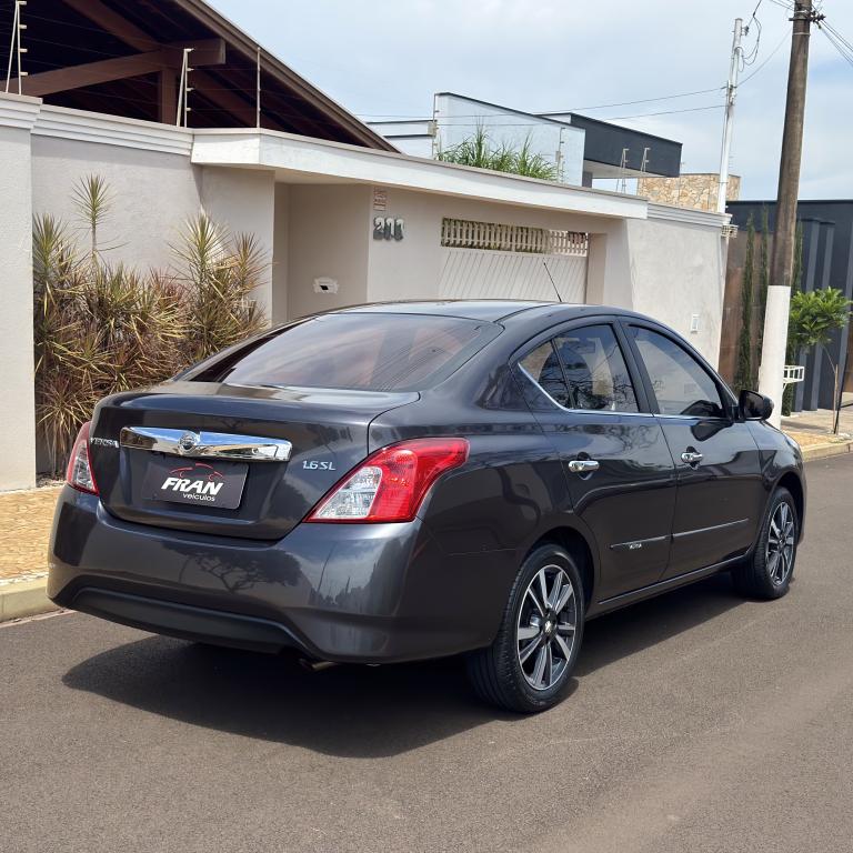 NISSAN Versa Sedan - Foto