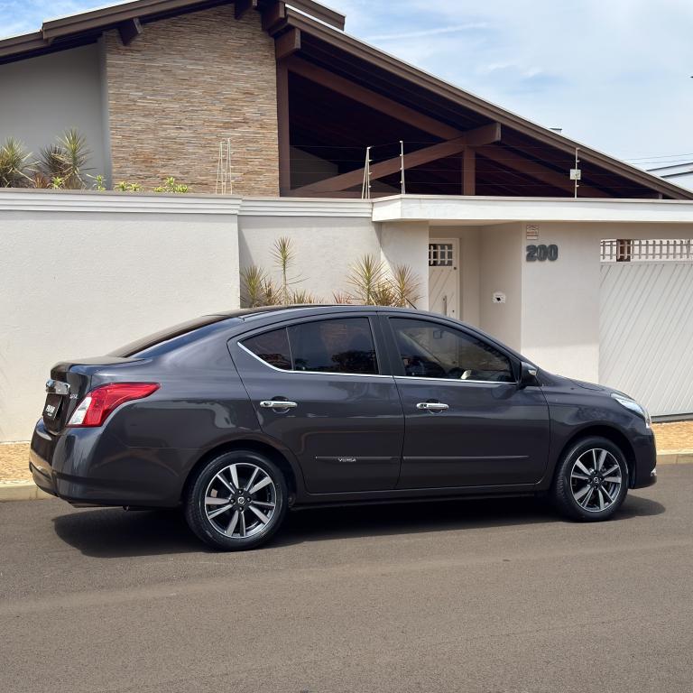NISSAN Versa Sedan - Foto