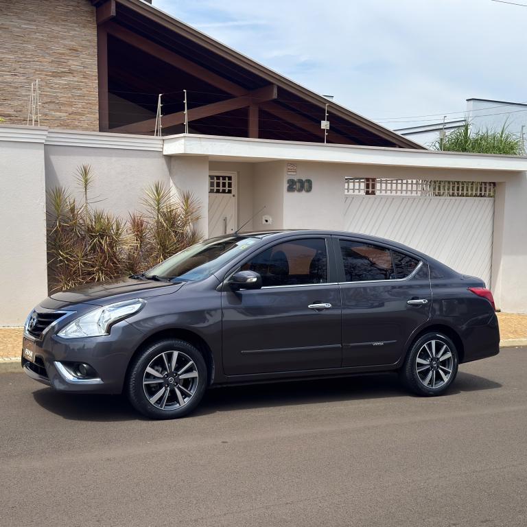 NISSAN Versa Sedan - Foto