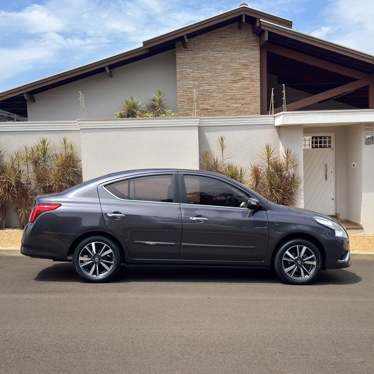 NISSAN Versa Sedan - Foto