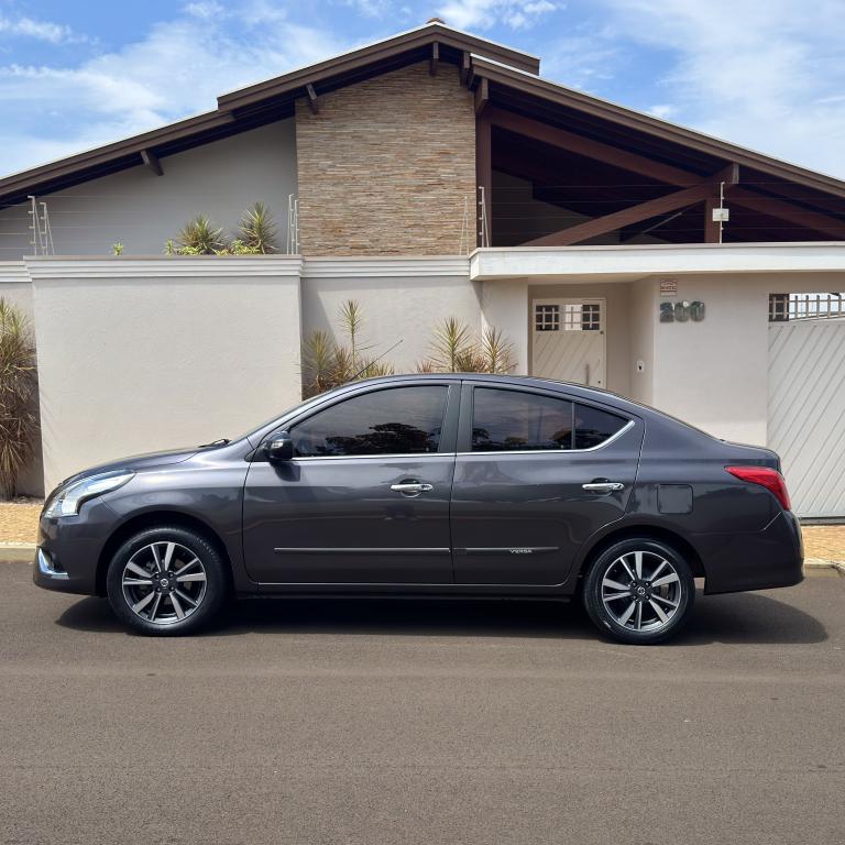 NISSAN Versa Sedan - Foto