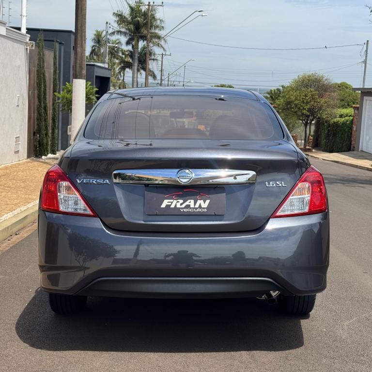NISSAN Versa Sedan - Foto