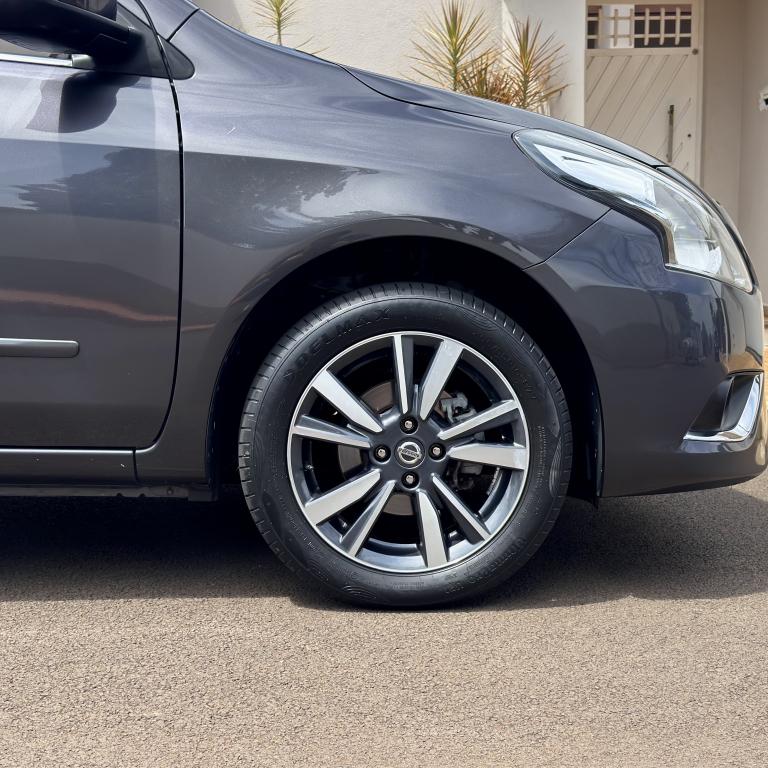 NISSAN Versa Sedan - Foto