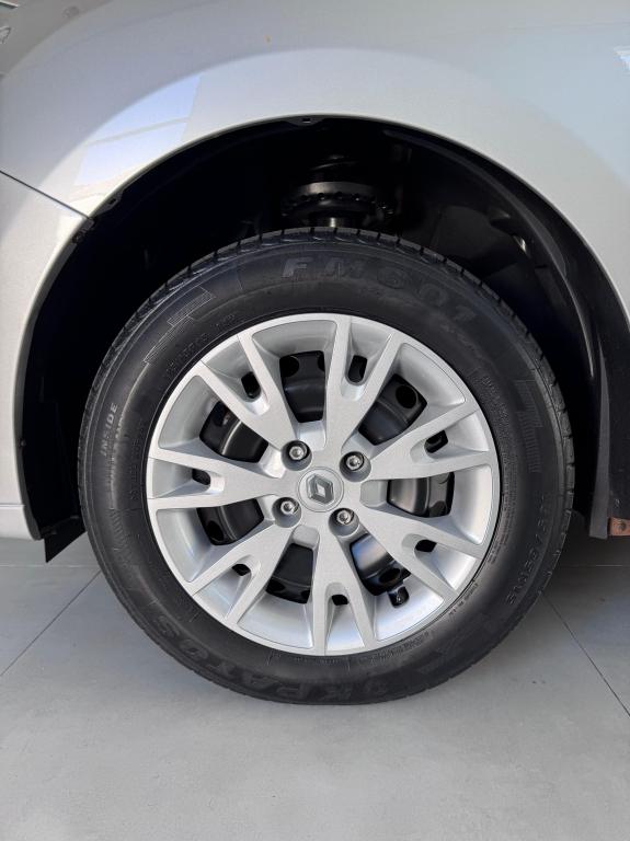 RENAULT Sandero - Foto