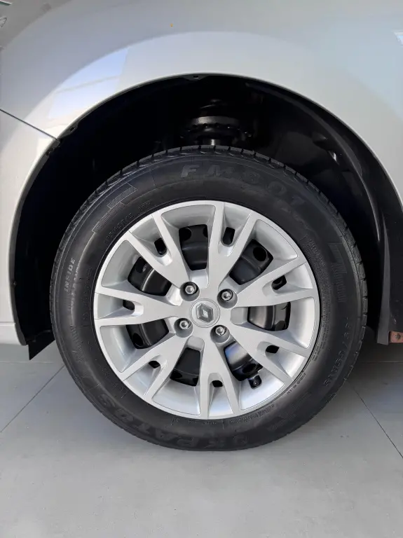 RENAULT Sandero - Foto