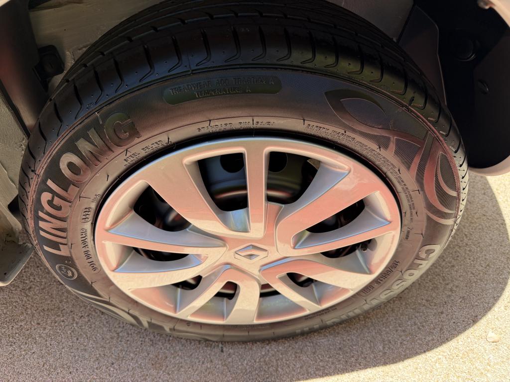 RENAULT Sandero - Foto