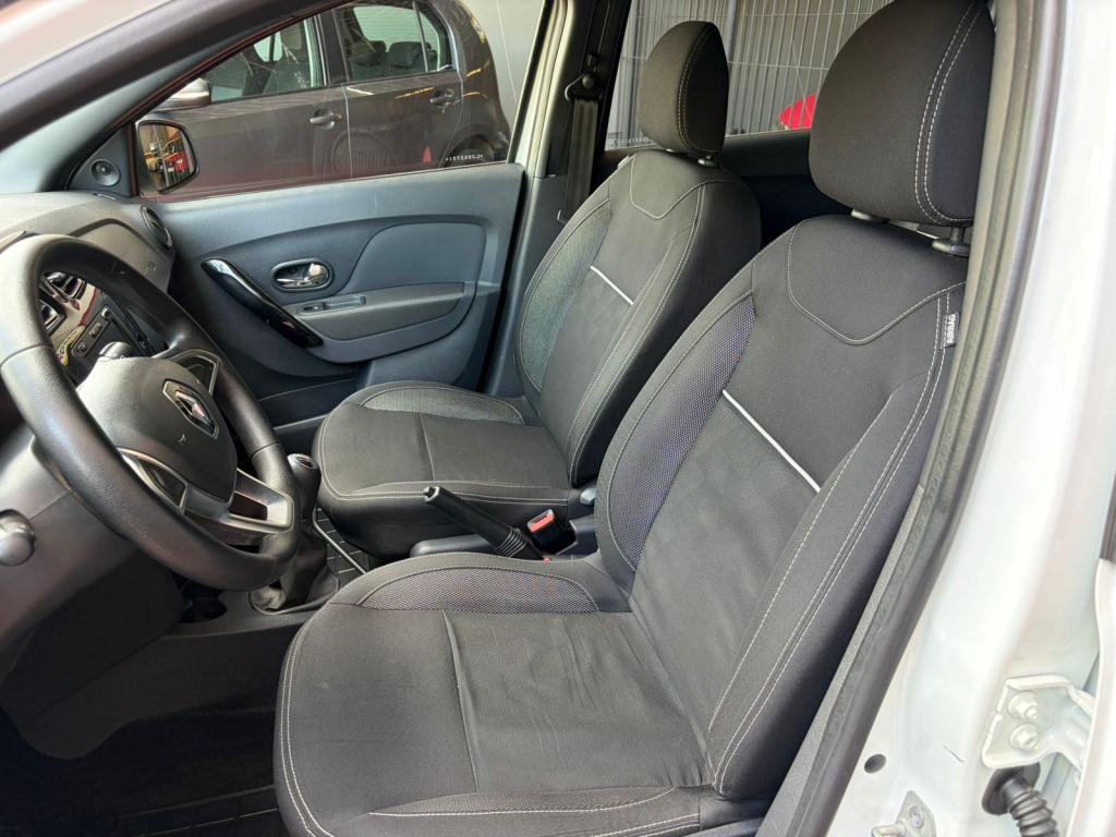 RENAULT Sandero - Foto